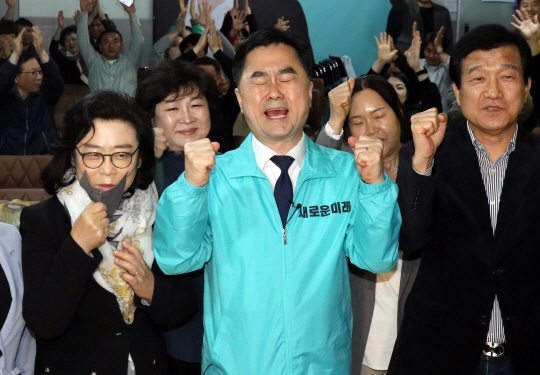 제22대 총선 세종시갑에 출마한 김종민 새로운미래 후보가 4·10 총선 당일 오후 세종시 대평동 선거사무소에서 당선이 유력해지자 지지자들과 함께 기뻐하고 있다.<연합뉴스 사진>